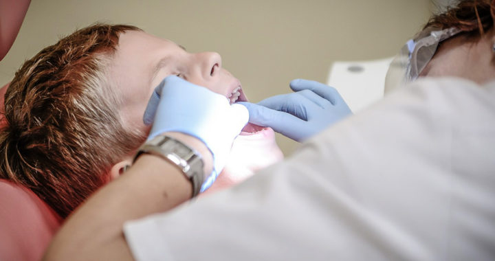 Tonsil stones: Small and smelly deposits from the throat