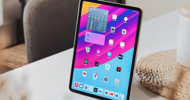 An image of an iPad Air that shows the user interface of the iPadOS. This image is used for an article about the advantages and disadvantages of iPadOS.